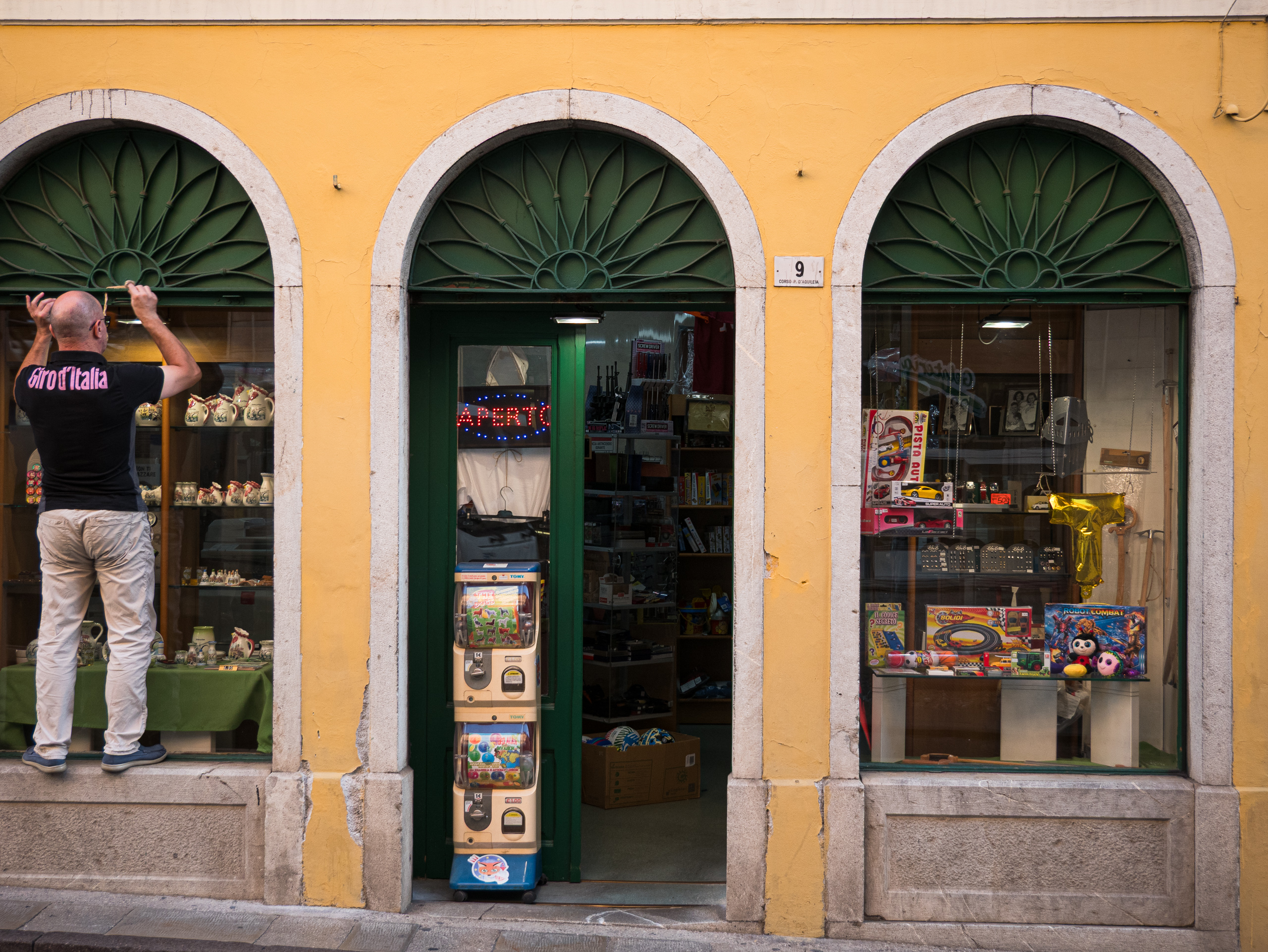 Kramladen mit Jugendstil-Bögen in Cividale – Fensterputzen im Giro-Shirt